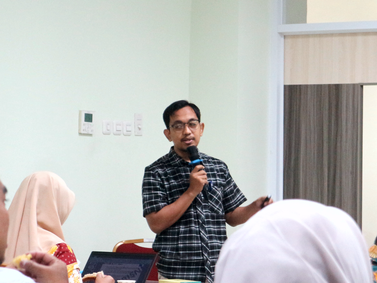 Dr Nur Mutaqqin dalam RAKERTA FEB UNIMUS 2025-2026