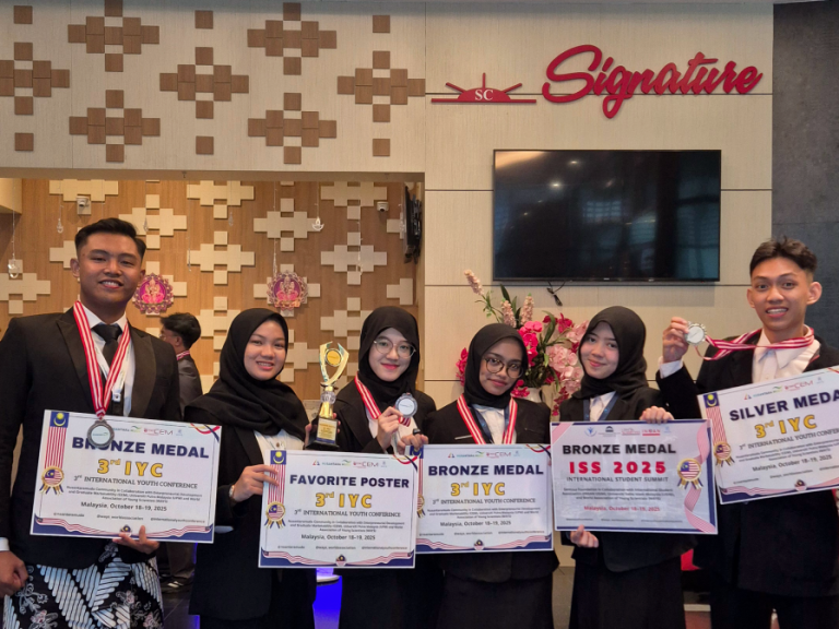 Mahasiswa Prodi S1 Manajemen FEB Unimus Raih Prestasi Internasional pada Ajang Essay Competition di Malaysia
